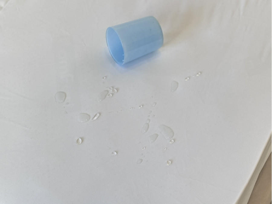 Mattress pad 90x200 Aqua-stop Polysatin with a border around the perimeter