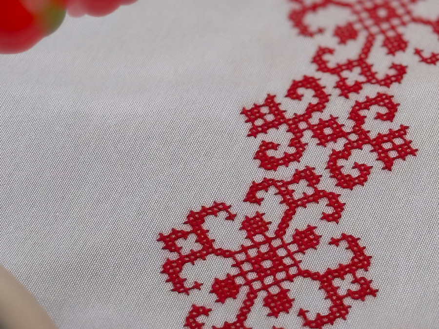 Table runner made of water-repellent fabric 45x170 DUCK Gray with red embroidery