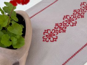 Table runner made of water-repellent fabric 45x170 DUCK Gray with red embroidery