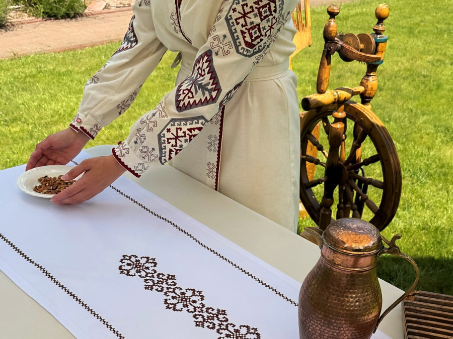 Раннер на стол из водоотталкивающей ткани 45x170 DUCK Белый с коричневой вышивкой
