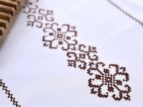 Table runner made of water-repellent fabric 45x170 DUCK White with brown embroidery